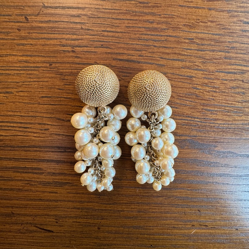 CAROLEE COSTUME GOLD & PEARL CLIP ON DROP EARRINGS